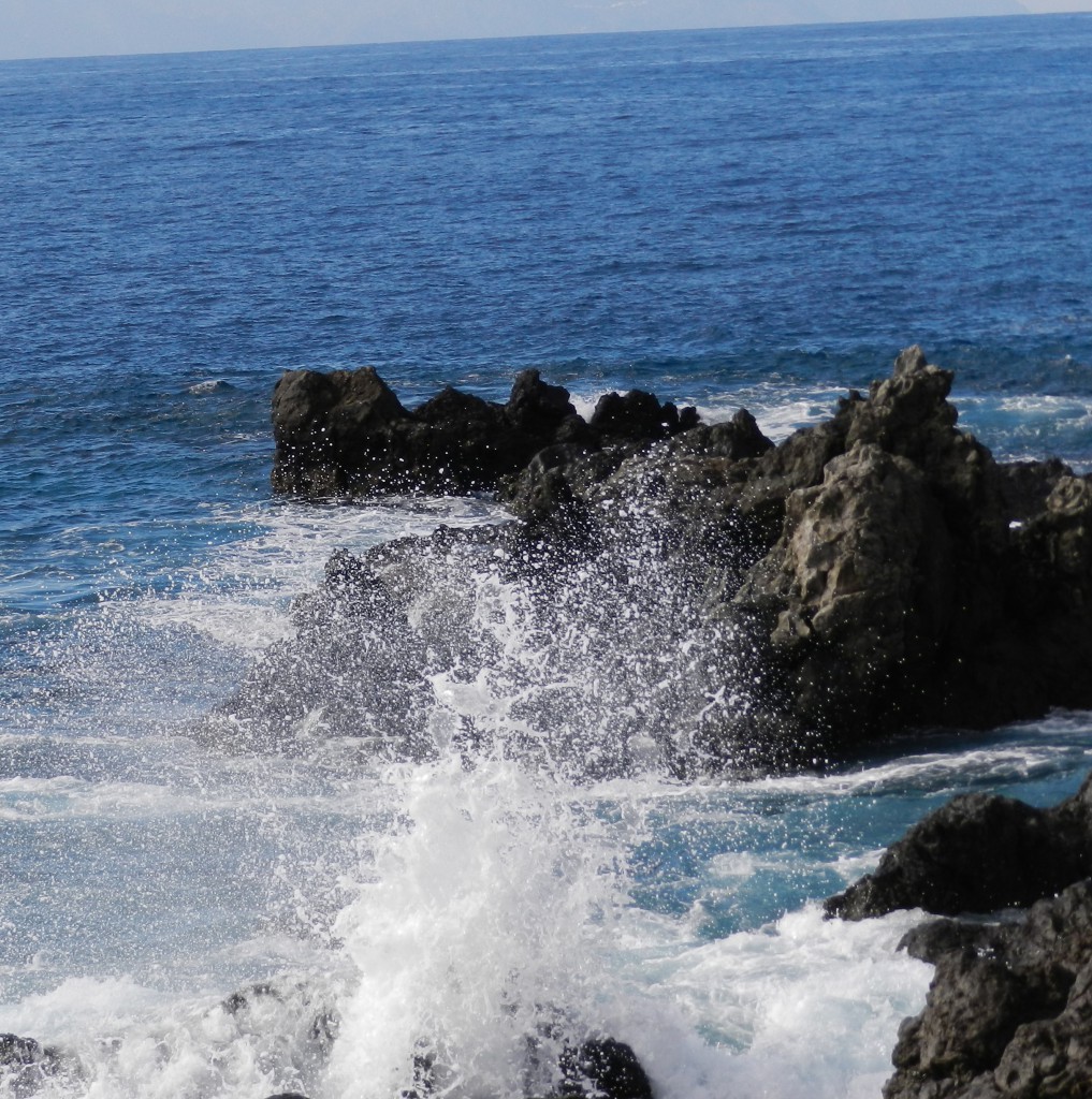 Havet slår mot stenstrand, Teneriffa